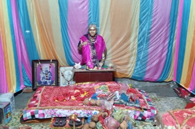 माता की आरती के लिए सुबह - शाम से जुट रही भीड़ मां भानेश्वरी देवी मंदिर में प्रति दिन जस गीत का आयोजन