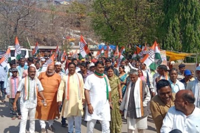 हाथ से हाथ जोड़ो पदयात्रा अभियान के समापन में शामिल हुए मोहन मरकाम :