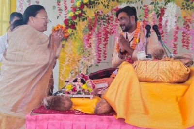 शिव महापुराण कथा में शामिल हुए मंत्री अनिला भेड़िया व्यास पीठ से लिया आशीर्वाद :