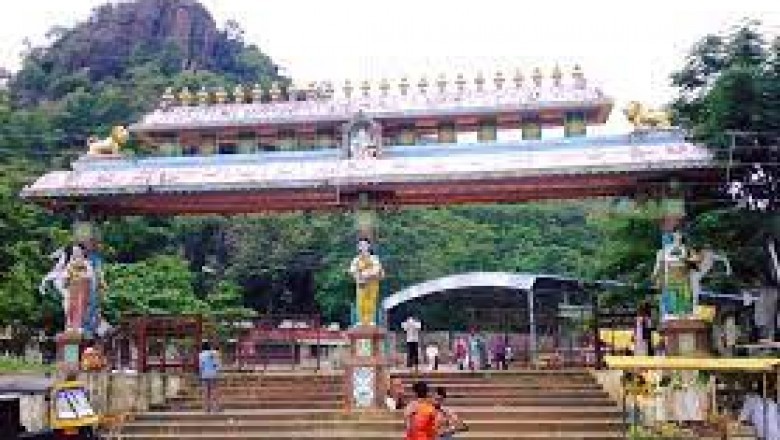 कलेक्टर की पहल पर आस्था के केन्द्र माँ बम्लेश्वरी मंदिर डोंगरगढ़ जाने वाले लिटिया मार्ग पर पदयात्रियों एवं श्रद्धालुओं के लिए भव्य शक्ति द्वार का किया गया निर्माण :