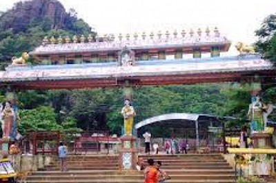 कलेक्टर की पहल पर आस्था के केन्द्र माँ बम्लेश्वरी मंदिर डोंगरगढ़ जाने वाले लिटिया मार्ग पर पदयात्रियों एवं श्रद्धालुओं के लिए भव्य शक्ति द्वार का किया गया निर्माण :