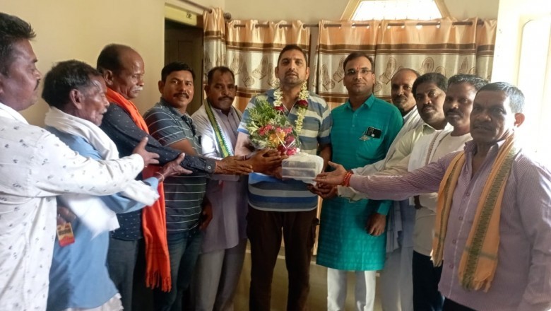 मुख्यमंत्री द्वारा जिला सहकारी बैंक खोलने की घोषणा पर नवाज खान का आभार व्यक्त करने पहुँचें कल्लू बंजारी के ग्रामीण*