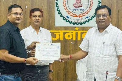 कलेक्टर ने राष्ट्रीय तम्बाकू नियंत्रण कार्यक्रम अंतर्गत जिले को राज्य स्तर पर पुरस्कृत होने पर सभी संबंधित राजस्व अधिकारियों को किया सम्मानित