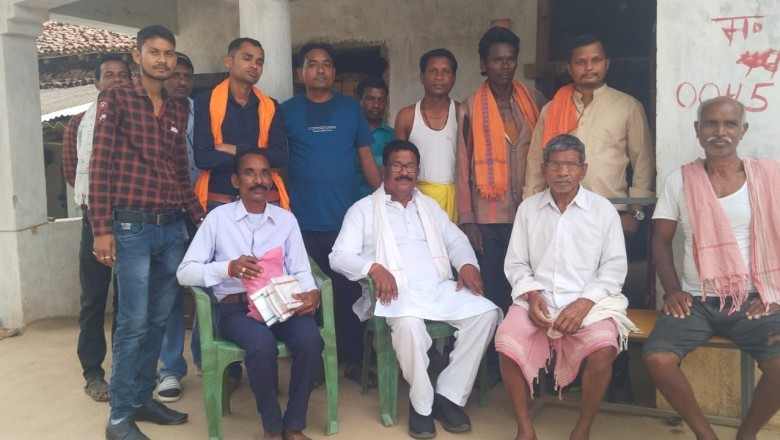 पूर्व विधायक खुज्जी भोला राम साहू ने ग्राम शिकारी टोला मे ग्रामीणों से मिले :