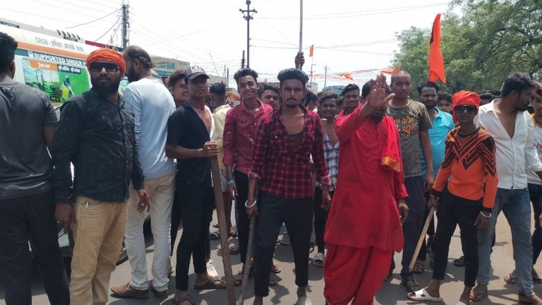 बेमेतरा के साजा क्षेत्र में बीरनपुर में भुनेश्वर साहु के हत्या के विरोध में आज जेवरा सिरसा क्षेत्र में सभी गांव की दुकानें बंद कराया गया