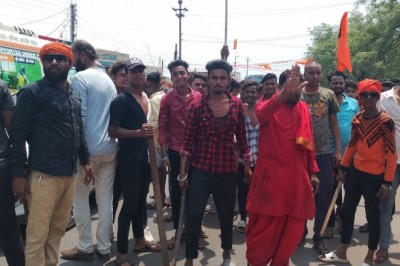 बेमेतरा के साजा क्षेत्र में बीरनपुर में भुनेश्वर साहु के हत्या के विरोध में आज जेवरा सिरसा क्षेत्र में सभी गांव की दुकानें बंद कराया गया
