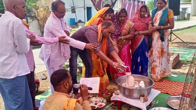 ग्राम आरला में शिवलिंग की प्राण प्रतिष्ठा कर विधिवत स्थापित :
