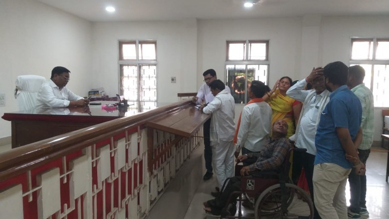 नगर पंचायत अध्यक्ष के खिलाफ आएगा अविश्वास प्रस्ताव‘‘11 पार्षदों ने कलेक्टर को सौंपा पत्र