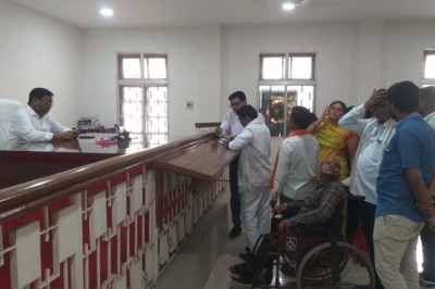 नगर पंचायत अध्यक्ष के खिलाफ आएगा अविश्वास प्रस्ताव‘‘11 पार्षदों ने कलेक्टर को सौंपा पत्र