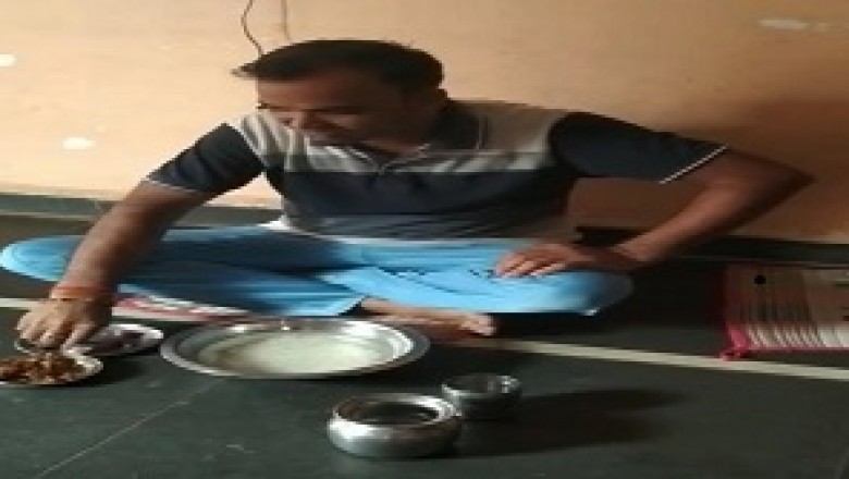 जिला कांग्रेस महामंत्री चुम्मन साहू ने श्रम  दिवस पर खाई बोरे बासी चुम्मन साहू ने कहा बोरे बासी तिहार मनाकर मुख्यमंत्री ने बढ़ाया मजदूरों का सम्मान