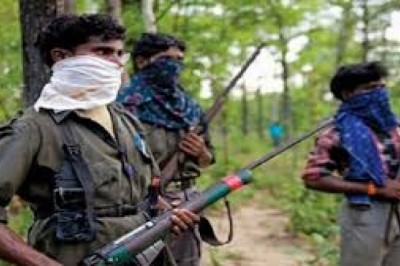 नक्सलियों का बड़ा आतंक : नक्सलियों ने फिर की हदें पार, वाहनों को किया आग के हवाले, 3 मजदूरों को…