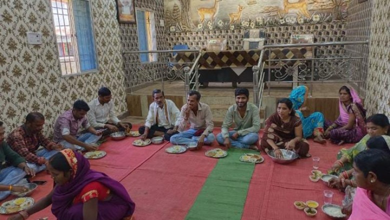 भर्रेगांव  के सरपंच एकता चंद्राकर ने बोरे बासी खाकर मनाया मजदूर दिवस :