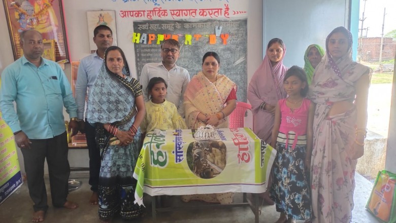 अध्यक्ष प्रतिक्षा सूर्यकांत भंडारी को जन्मदिवस पर महिला समूह ने उपहार प्रदान कर सम्मानित किया :