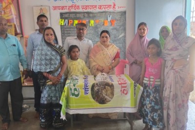 अध्यक्ष प्रतिक्षा सूर्यकांत भंडारी को जन्मदिवस पर महिला समूह ने उपहार प्रदान कर सम्मानित किया :