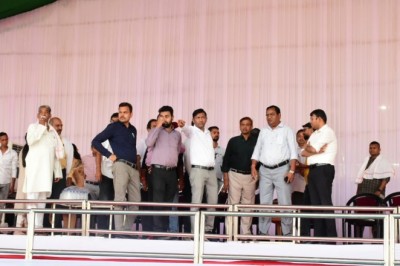 मुख्यमंत्री के राजनांदगांव प्रवास के मद्देनजर कलेक्टर एवं एसपी ने ग्राम सिंघोला में तैयारी का लिया जायजा :