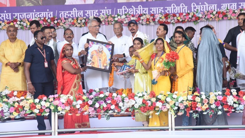 मां भानेश्वरी देवी का तैलचित्र भेंटकर, खुमरी पहनाकर मुख्यमंत्री भूपेश बघेल को सम्मानित किया :