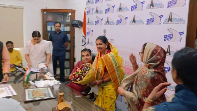 केंद्रीय सड़क परिवहन एवं राजमार्ग मंत्री नितिन गडकरी से नई दिल्ली में जिला पंचायत अध्यक्ष गीता घासी साहू ने की मुलाकात :