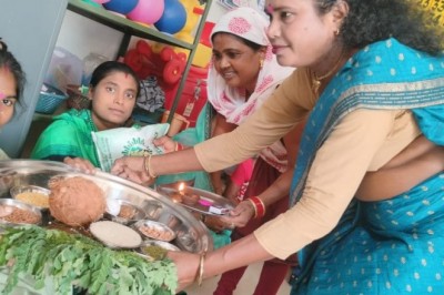महिलाओं का गोद भराई का रसम किया : पार्षद श्रीमती पूर्णिमा नागदेवे जी द्वार :