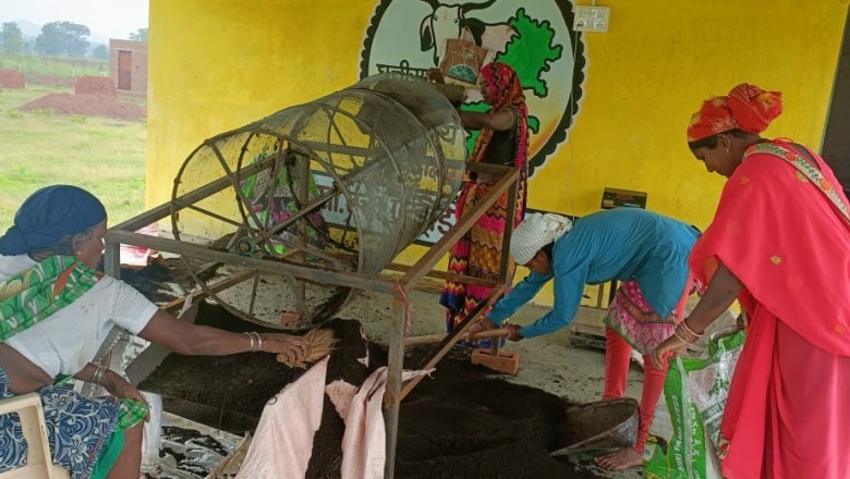जिले के 424 गौठानों में गोधन न्याय योजना के तहत नियमित रूप से की जा रही गोबर खरीदी :