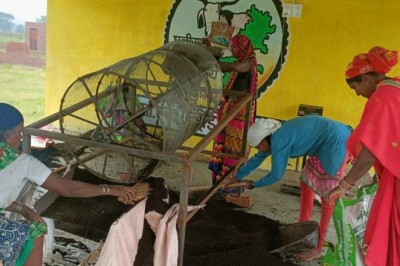 जिले के 424 गौठानों में गोधन न्याय योजना के तहत नियमित रूप से की जा रही गोबर खरीदी :