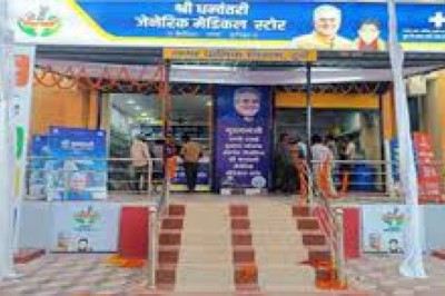 कलेक्टर ने रीपा, धनवंतरी मेडिकल स्टोर्स एवं पशुपालन विभाग के कार्यों की समीक्षा की :