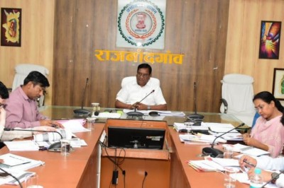 कलेक्टर ने ली राजस्व अधिकारियों की बैठक :