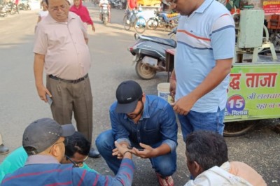 आयुक्त ने किया शहर में चल रहे डामरीकरण कार्य का निरीक्षण :