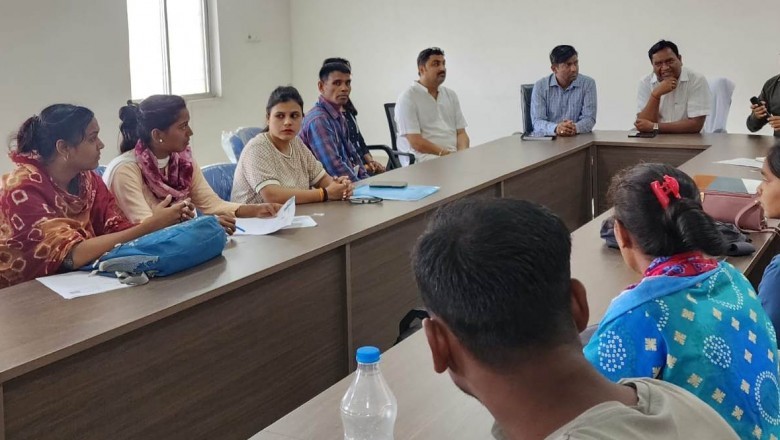 कलेक्टर ने जिले के बेरोजगारी भत्ता हेतु पात्र हितग्राहियों के कौशल विकास प्रशिक्षण के लिए आयोजित काऊंसलिंग में बच्चों से की मुलाकात :