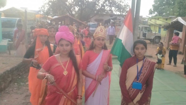 छतीसगढ़ महतारी का वेश धारण कर निकाली शोभा यात्रा :