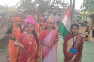 छतीसगढ़ महतारी का वेश धारण कर निकाली शोभा यात्रा :