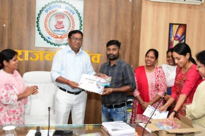 कलेक्टर ने विश्व तम्बाकू निषेध दिवस के अवसर पर तम्बाकू, गुटखा, बीड़ी, सिगरेट छोडऩे वाले युवाओं को प्रशस्ति पत्र देकर किया सम्मानित :