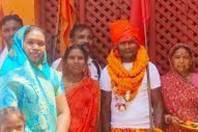 मां वैष्णो देवी दर्शन के लिए पैदल यात्रा:बालोद के राजेंद्र को विधायक कुंवर सिंह निषाद ने किया रवाना,65 दिनों में पहुंचेंगे माता के दरबार...