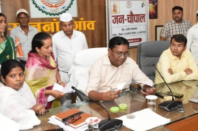 कलेक्टर सहानुभूतिपूर्वक ने सुनी आमजनों की समस्याएं :