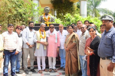 स्व. खुमानलाल साव जी की प्रतिमा का विधायक दलेश्वर साहू व महापौर श्रीमती हेमा देशमुख ने किया अनावरण...
