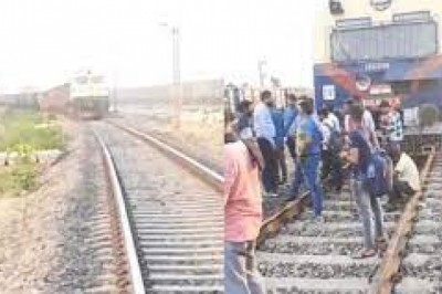 एक ही ट्रैक पर आ गई 2 ट्रेनें :मेमू लोकल और मालगाड़ी की टक्कर होते-होते बची,रेलवे की बड़ी लापरवाही सामने आई...