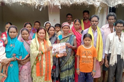 घर घर जनसम्पर्क कर हेमिन लाउत्रे ने दी भाजपा  सरकार के योजनाओं की जानकारी...