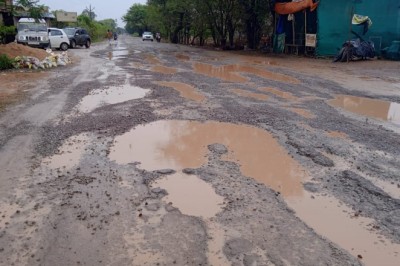 मुख्यमंत्री भूपेश बघेल का सुरगी मे भेट मुलाक़ात मे की गई घोषणा सड़क 7 माह के बाद भी बीमार, जर्जर सड़क मार्ग से बच्चे  जाएगे स्कूल होंगे परेशान