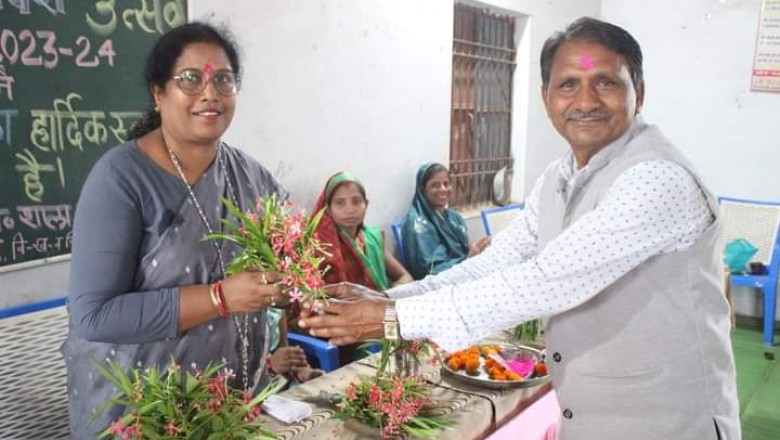 महापौर हेमा देशमुख ने  बच्चो को तिलक लगाकर, मिठाई खिलाकर ,पुस्तक, गणवेश बाटी,मोखला मे मना शाला प्रवेशोत्सव