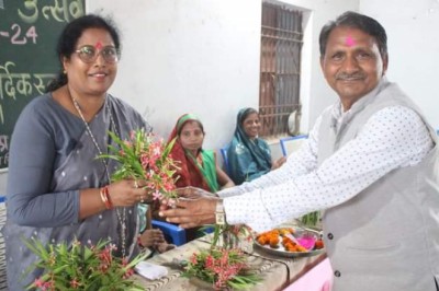 महापौर हेमा देशमुख ने  बच्चो को तिलक लगाकर, मिठाई खिलाकर ,पुस्तक, गणवेश बाटी,मोखला मे मना शाला प्रवेशोत्सव