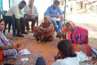 पूर्व अध्यक्ष हेमिन लाउत्रे ने समस्याओ से हुए अवगत, केंद्र  की  योजनाओं की दी जानकारी....