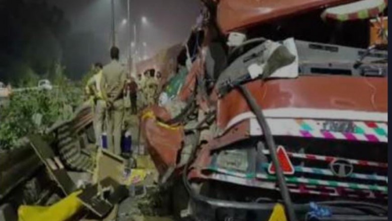 जीटीके रोड पर दो ट्रकों की आमने-सामने भिड़ंत हो गयी, 4 की मौत जिसमें कावड़ियों यात्री सवार थे 14 घायल, ड्राइवर हुआ फरार...