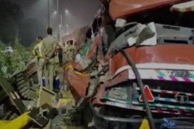 जीटीके रोड पर दो ट्रकों की आमने-सामने भिड़ंत हो गयी, 4 की मौत जिसमें कावड़ियों यात्री सवार थे 14 घायल, ड्राइवर हुआ फरार...