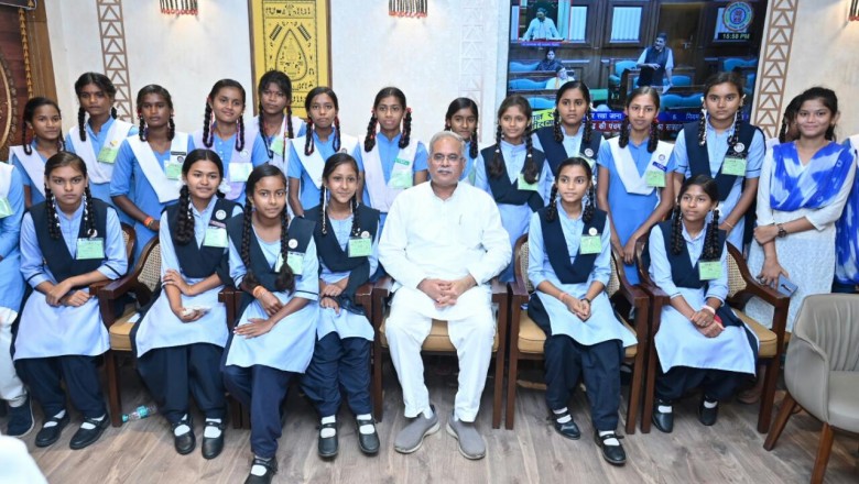 मुख्यमंत्री से देवादा के स्वामी आत्मानंद उत्कृष्ट हिंदी माध्यम विद्यालय के विद्यार्थियों ने की मुलाकात...