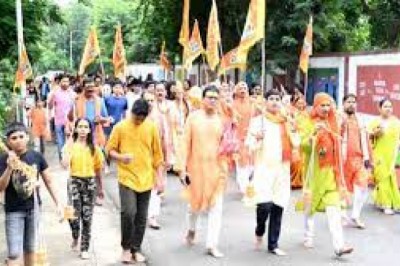 सावन के सातवें सोमवार को भक्तों ने निकाला कांवड़ यात्रा ...साथ ही किया जलाभिषेक....
