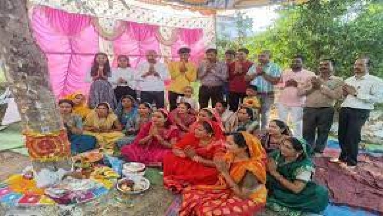 महिलाओं ने मनाया आंवला नवमी का पर्व.....थाने में पुलिस परिवार ने की पूजा-अर्चना, कुर्सी दौड़ भी कराई....