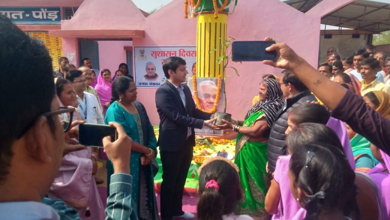 कलेक्टर  छिकारा ने ग्राम पोंड के अटल चौक पर पूर्व प्रधानमंत्री स्व  अटल बिहारी बाजपेयी के तैलचित्र पर पुष्प अर्जित कर दी श्रद्धांजलि