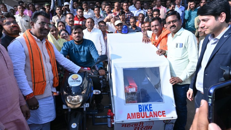 विधायक श्री रोहित साहू ने बाईक एम्बुलेंस को हरी झंडी दिखाकर रवाना किया  -  विहीन क्षेत्रों में गर्भवती महिलाओं को नजदीकी चिकित्सालय में भर्ती कराने के लिए उपयोगी होगी