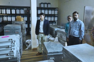 जिला निर्वाचन अधिकारी  आकाश छिकारा ने ईवीएम-वीवीपेट वेयरहाउस का किया निरीक्षण