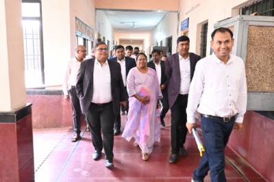 जिले के नवनियुक्त कलेक्टर  दीपक अग्रवाल ने संयुक्त जिला कार्यालय परिसर के विभिन्न कार्यालयों का किया औचक निरीक्षण कार्यालयीन व्यवस्था एवं साफ-सफाई का भी लिया जायजा
