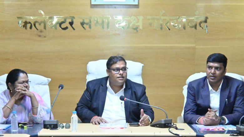 फोटोयुक्त निर्वाचक नामावलियों का विशेष संक्षिप्त पुनरीक्षण के संबंध में कलेक्टर ने ली राजनीतिक दलों की बैठक